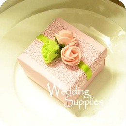 欧式创意肉粉色撞色绿色蔓藤小玫瑰珠光费列罗成品喜糖盒子